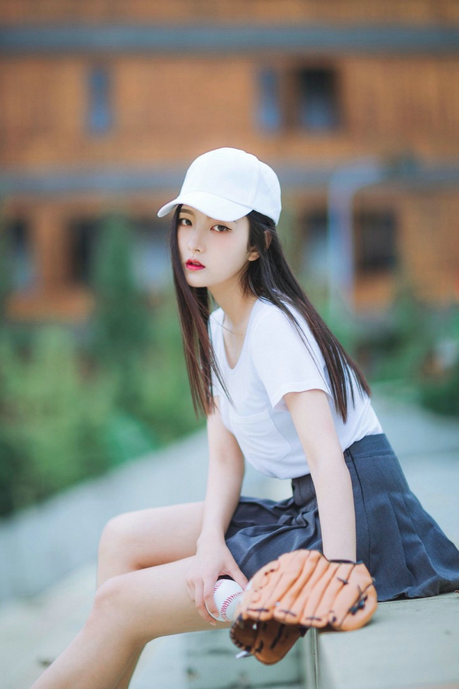 清纯长发红唇美女棒球场清新俏皮写真