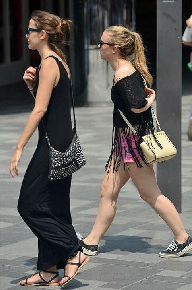 国外美女身材养眼，街拍更像走秀!