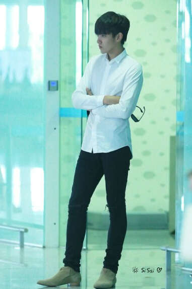 帅气吴亦凡机场照