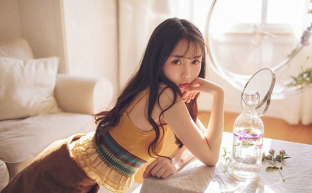 阳光清新娇嫩俏皮可爱美女