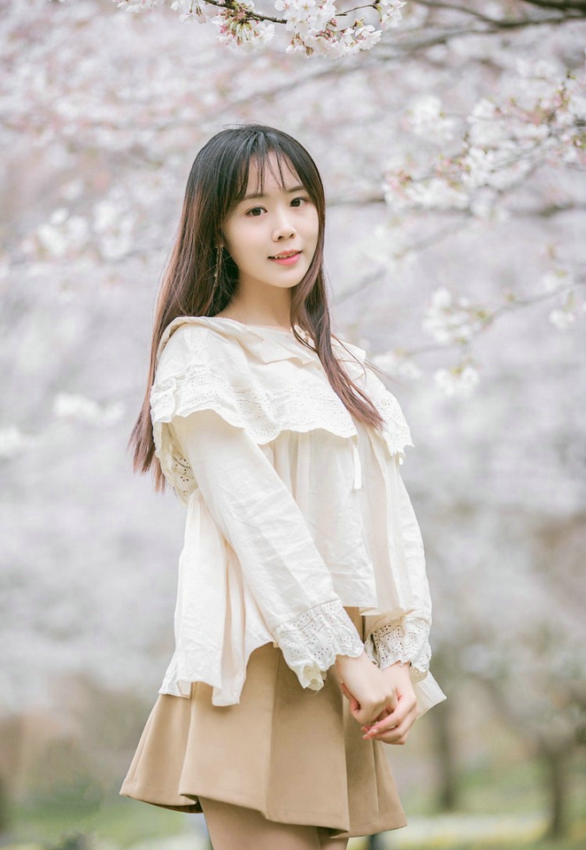樱花树下肤光胜雪纯净美眉