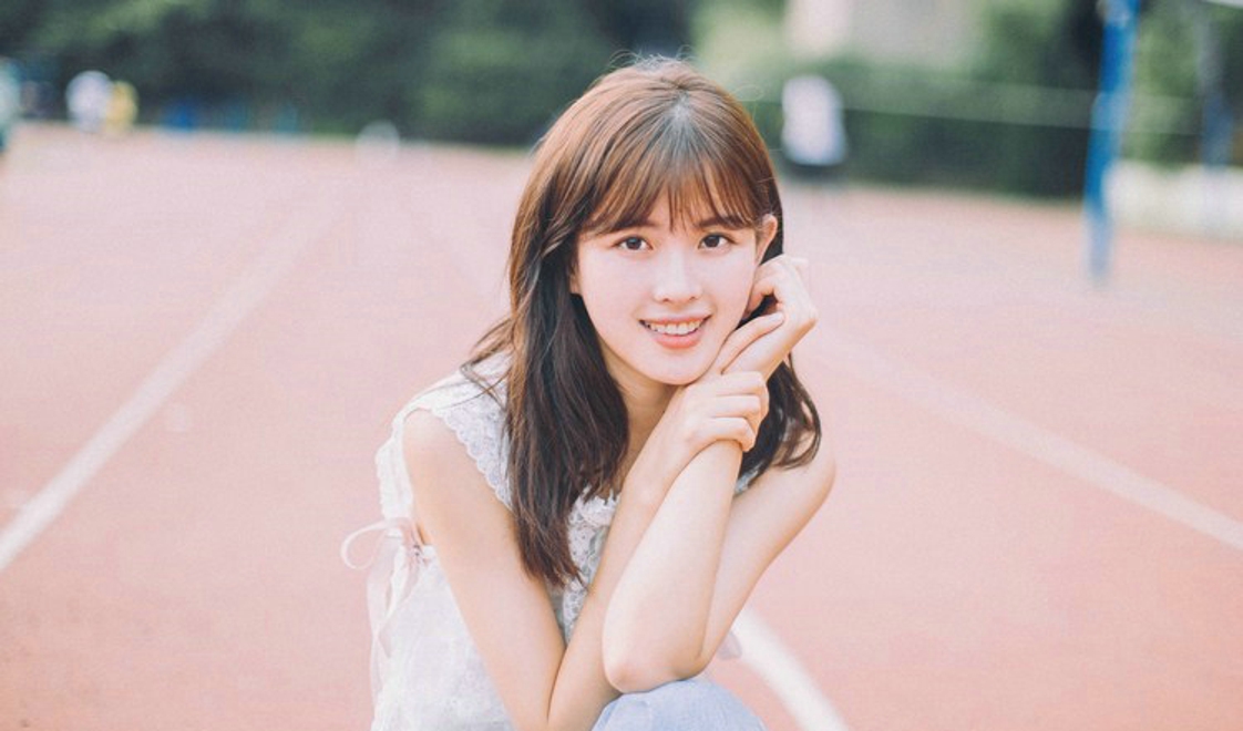 可爱小清新女生完美假日校园跑道气质写真