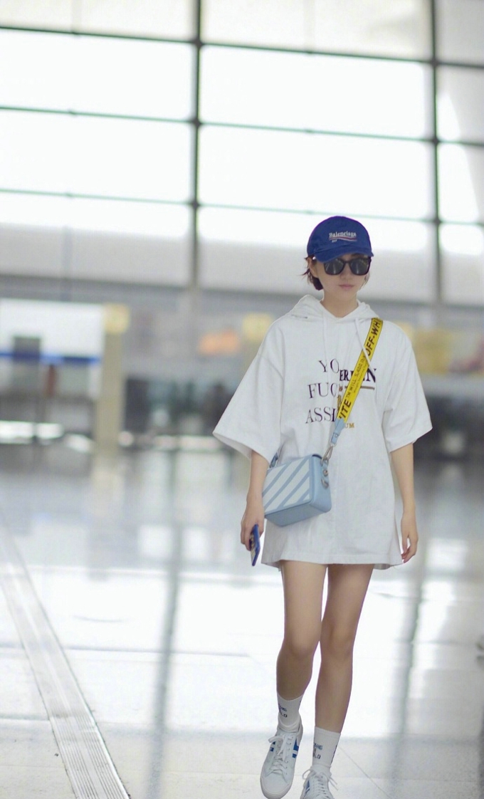 景甜高铁站可爱清爽帅气路拍图