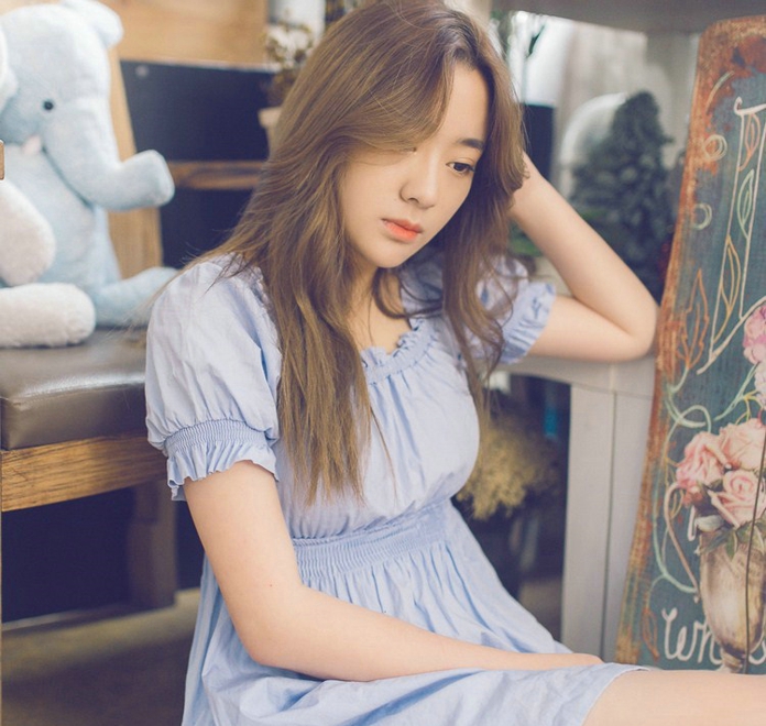 清冷气质花房姑娘俏皮写真