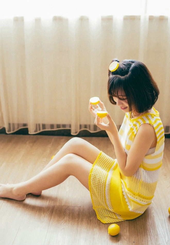 吃柠檬小清新短发美女居家可爱俏皮写真