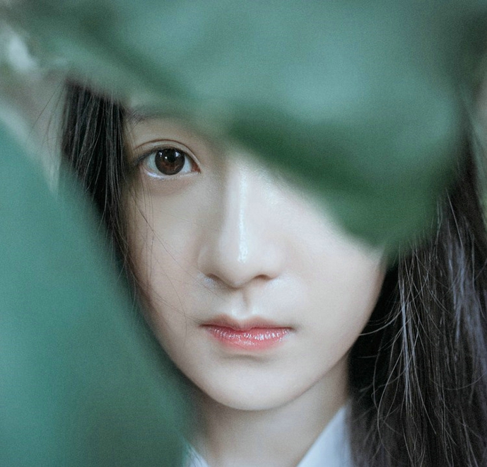 清纯稚嫩樱桃小嘴清秀美女森林清新写真