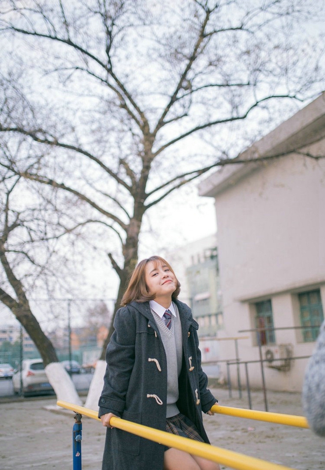 操场上的短发清纯校园美女