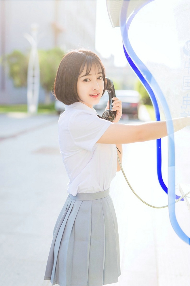 短发清纯学生妹衬衫短裙户外活力阳光俏皮唯美写真