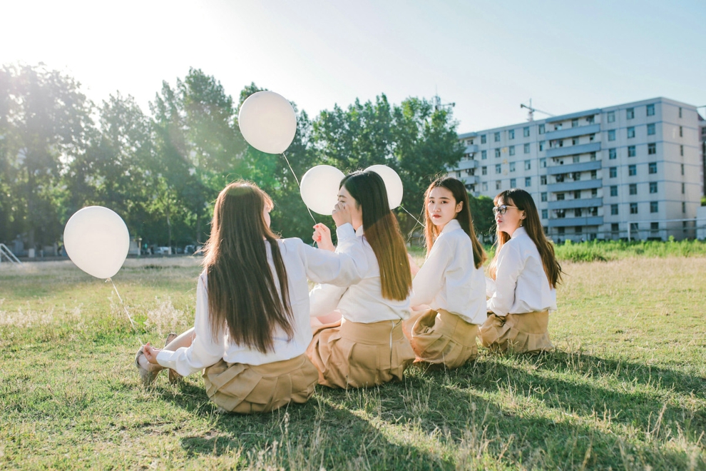 阳光清纯大学长腿美女毕业写真