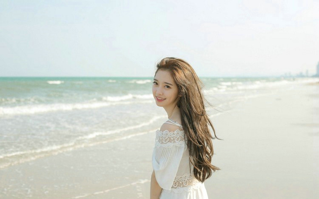 海滩上的白嫩如玉清纯少女