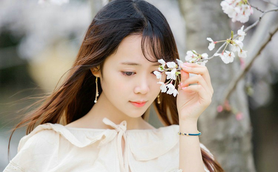 樱花树下肤光胜雪纯净美眉