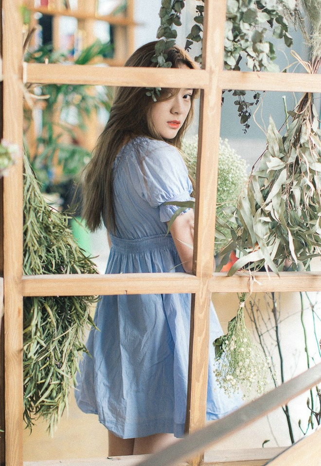 清冷气质花房姑娘俏皮写真