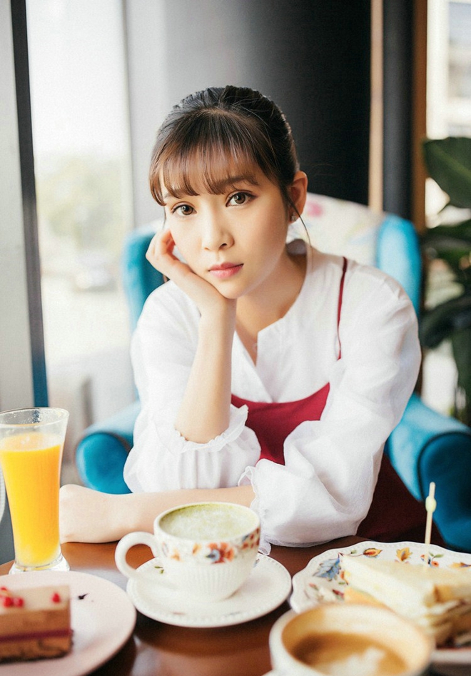 阳光甜品店吃点心美女写真