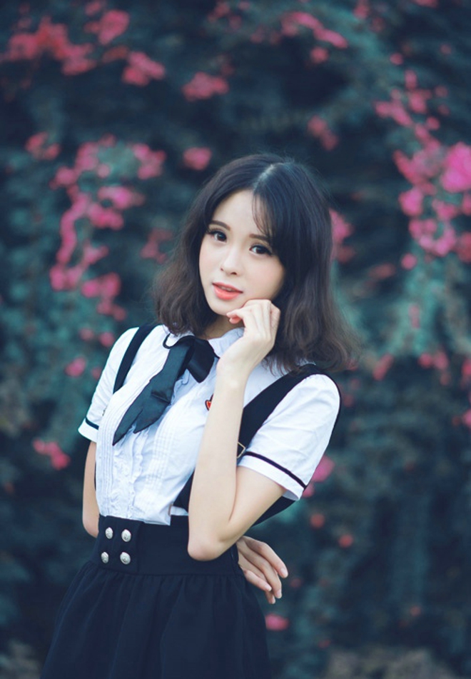 笑容甜美动人可爱阳光清纯美女天台长裙俏皮写真