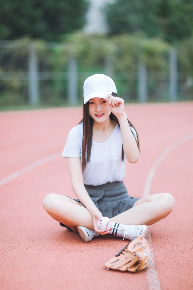 清纯长发红唇美女棒球场清新俏皮写真