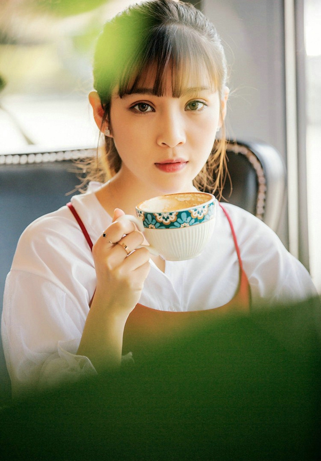 阳光甜品店吃点心美女写真