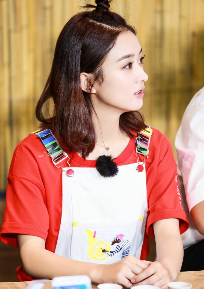 丸子头赵丽颖气质呆萌写真