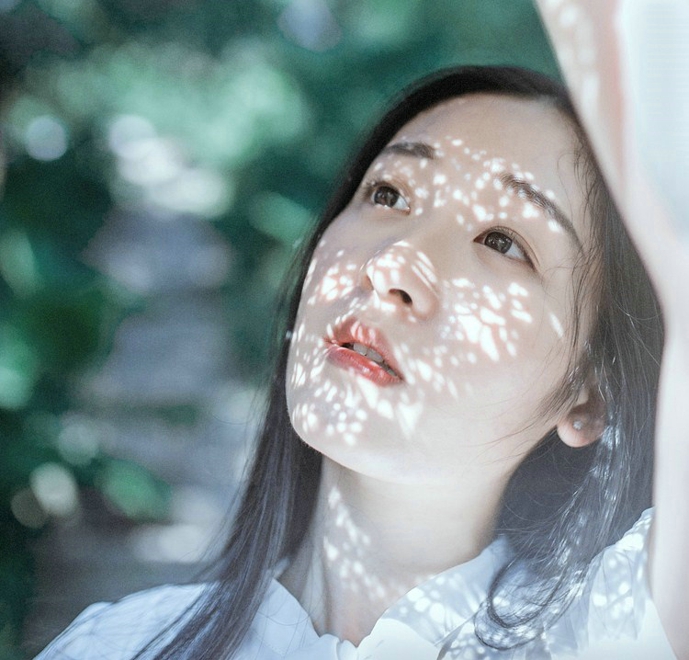 清纯稚嫩樱桃小嘴清秀美女森林清新写真