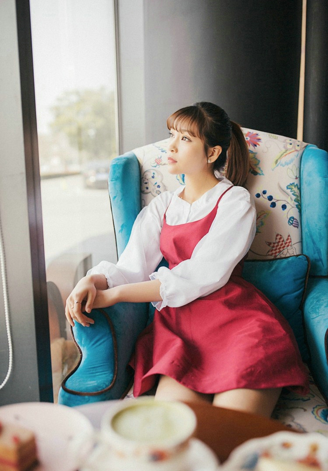 阳光甜品店吃点心美女写真