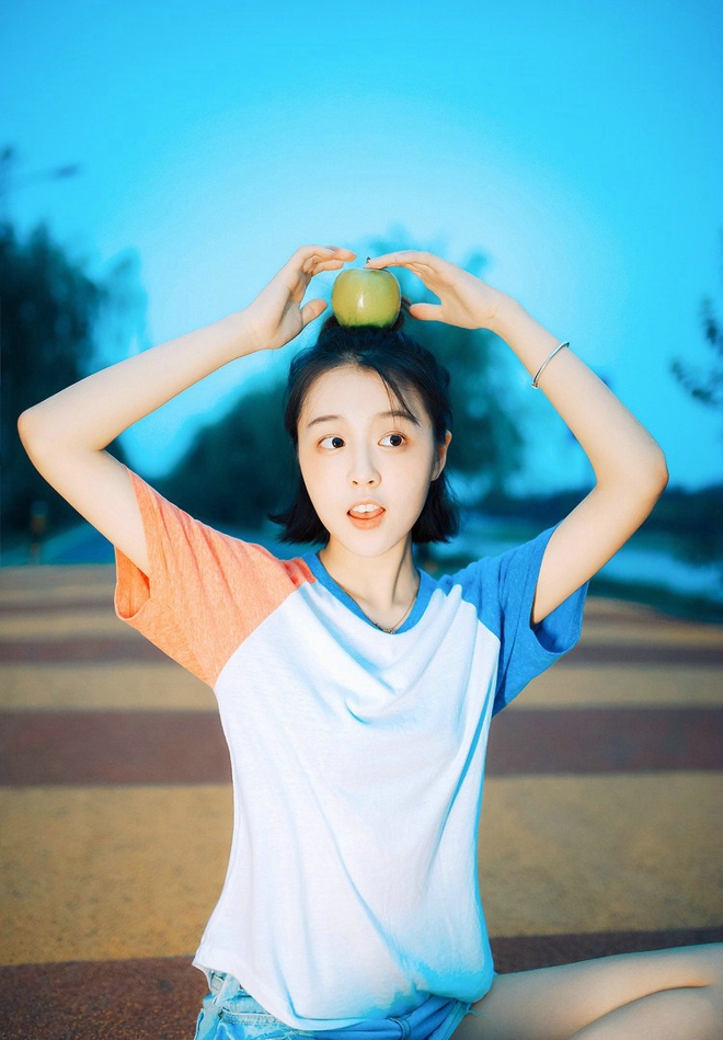 苹果头少女室外清新俏皮噘嘴笑写真套图