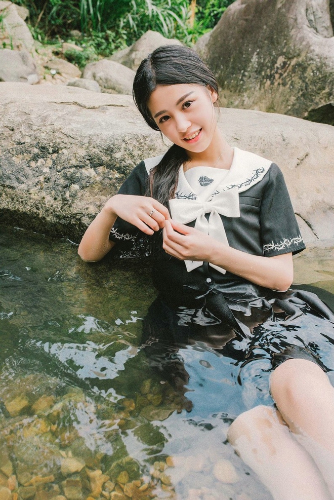 清纯可人养眼长发美女小溪边清新迷人私拍写真