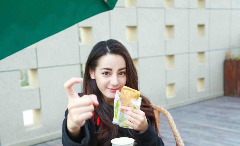 迪丽热巴大片曝光 酷美有型攻气十足