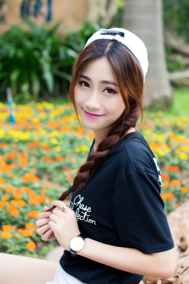 少女气息满满清纯稚嫩户外美女鬼马顽皮自拍照