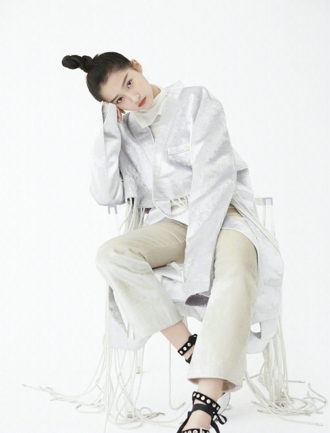 关晓彤不一样的写真大片上线