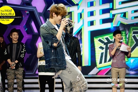 那些年鹿晗在快乐大本营留下的照片