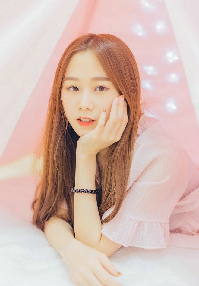 清新美女居家粉嫩阳光俏皮唯美写真