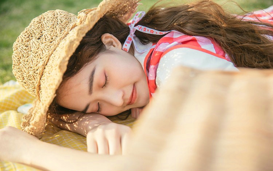 红白裙装美女也爱郊游唯美恬静写真集