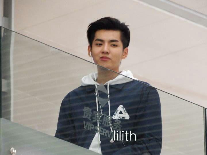 帅气吴亦凡机场照