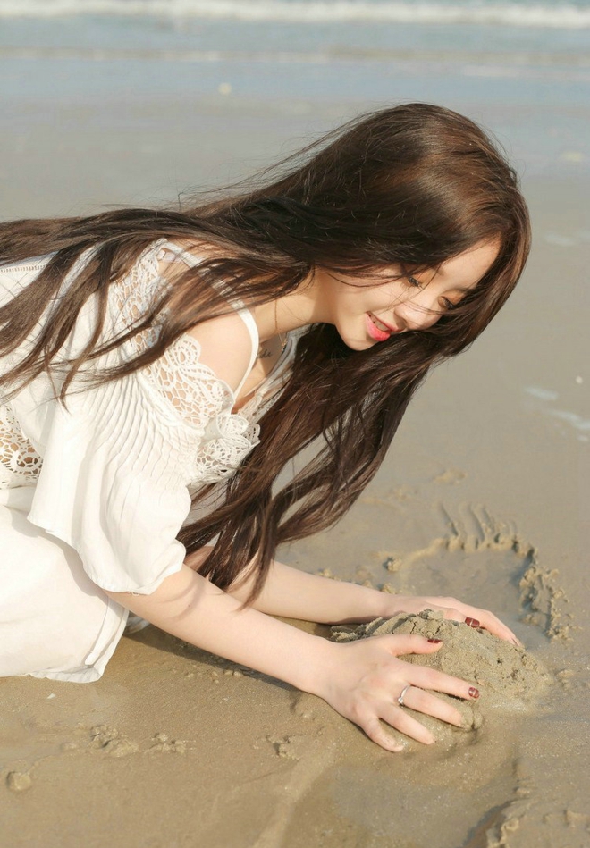 海滩上的白嫩如玉清纯少女
