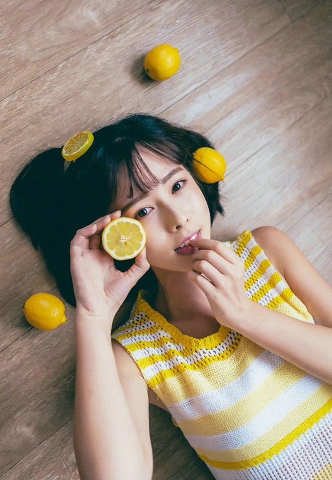 吃柠檬小清新短发美女居家可爱俏皮写真