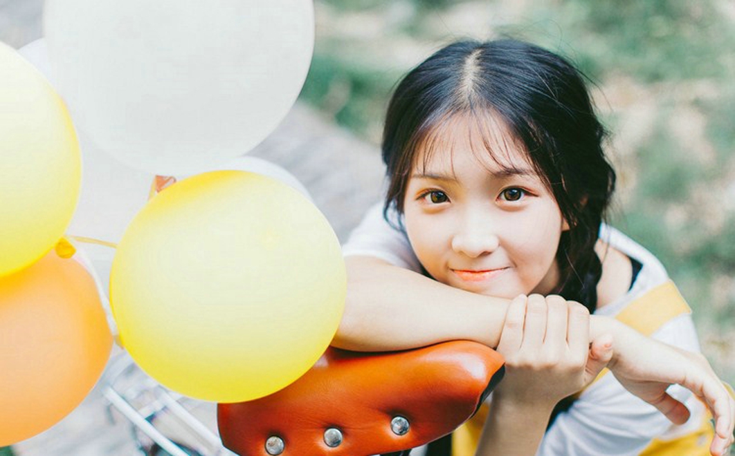 骑单车黄衣美眉清新写真