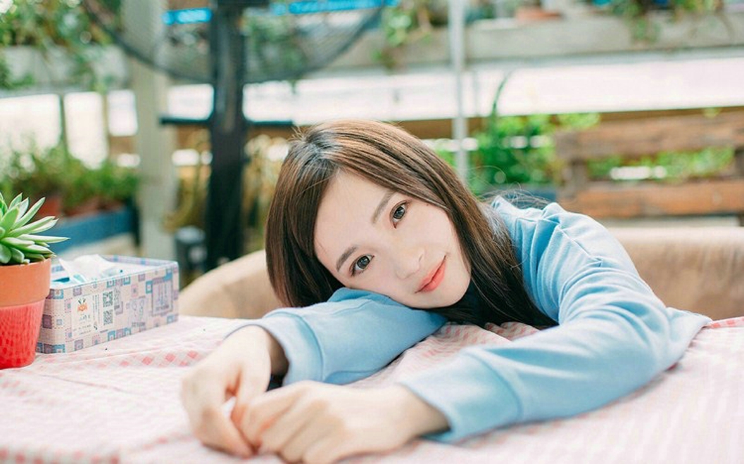 清纯阳光甜美美女悠闲自在生活写真图