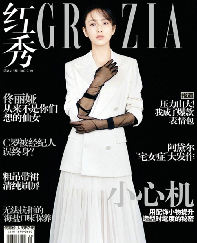 佟丽娅出席某活动纯白色礼服洁白无瑕写真