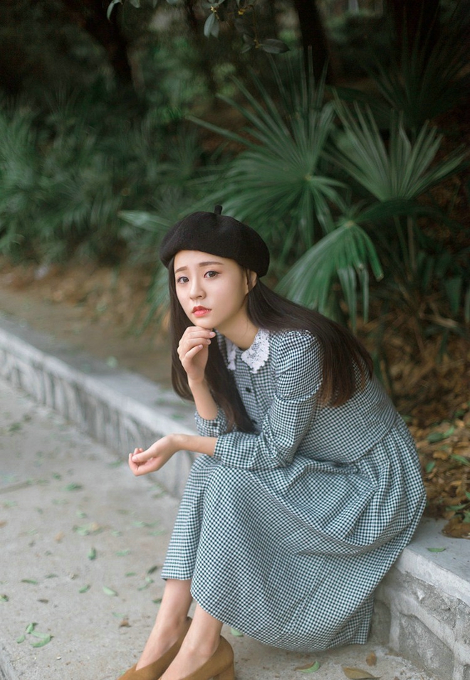 清纯秀雅中分长发及腰美女