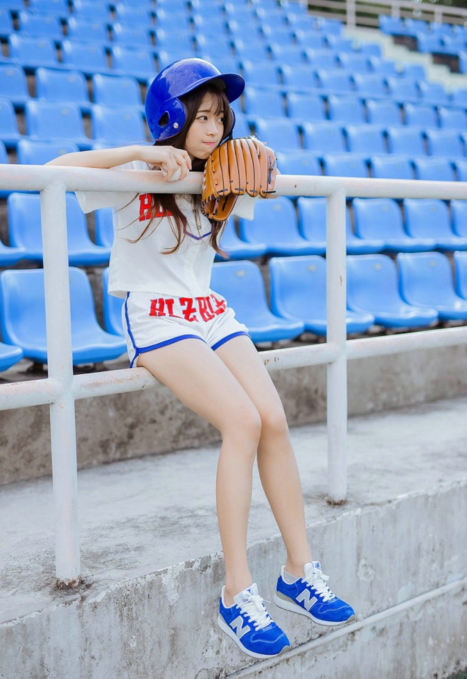 明眸皓齿阳光下清纯棒球少女