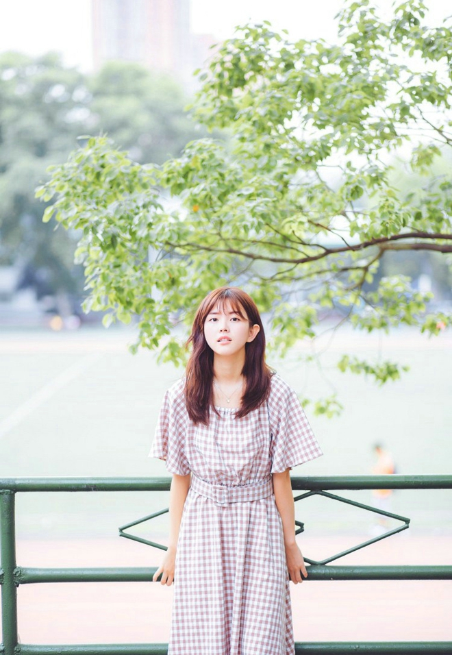 可爱小清新女生完美假日校园跑道气质写真