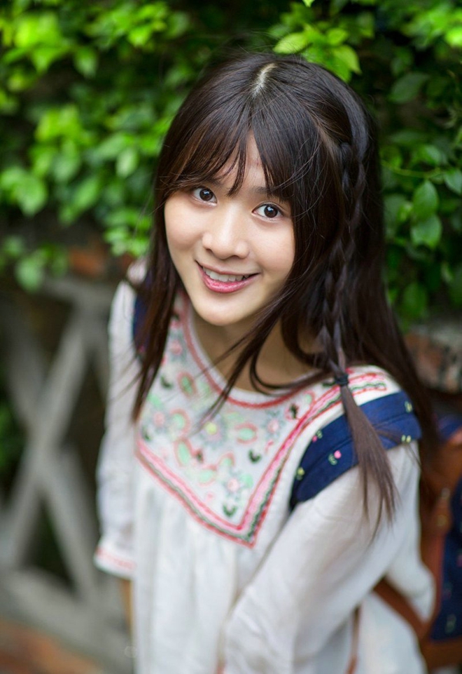 清新邻家女孩公园一角甜美可爱俏皮写真图片