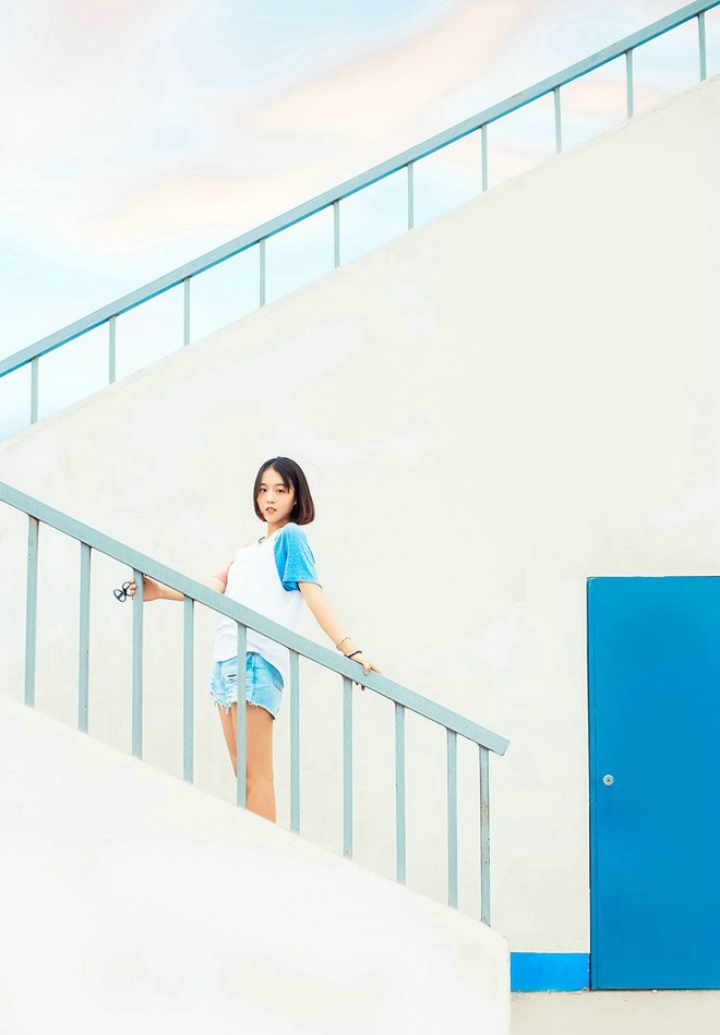 苹果头少女室外清新俏皮噘嘴笑写真套图