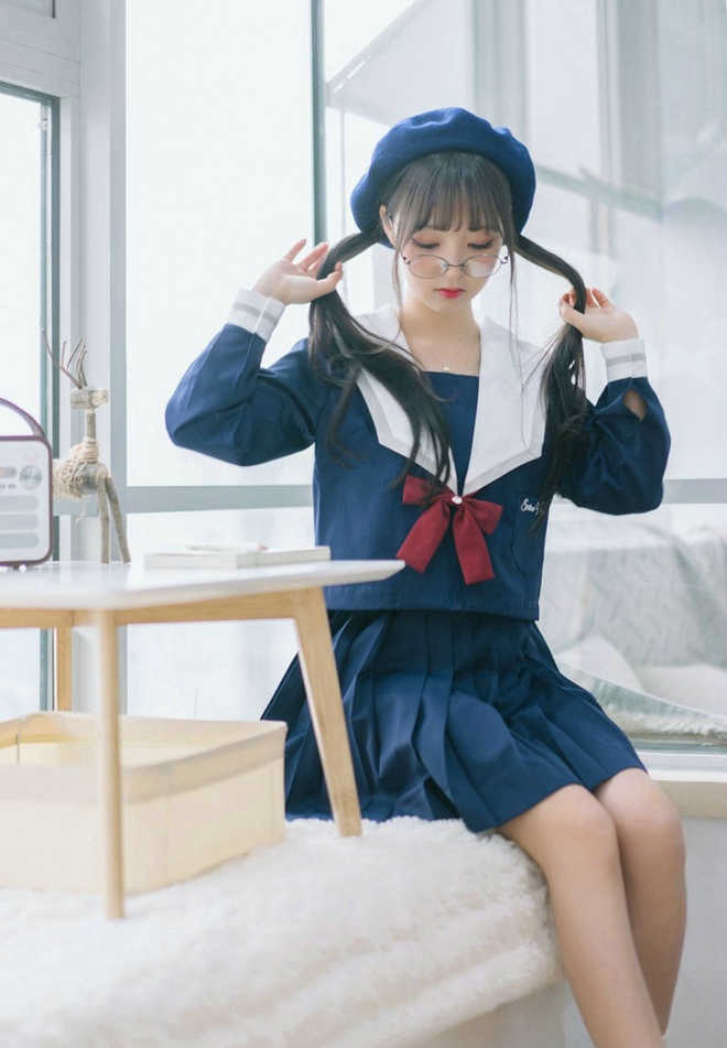 娇嫩萌态十足戴眼镜的小萝莉写真