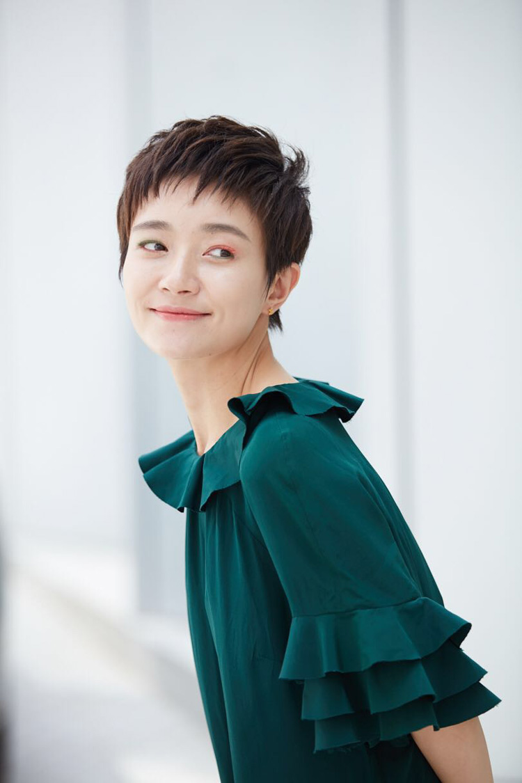 女星焦俊艳霸气中性写真照片