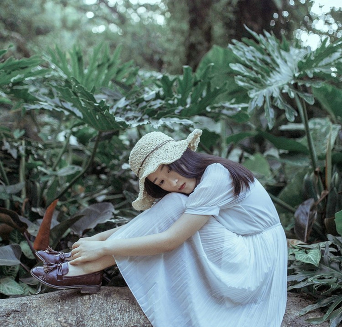 清纯稚嫩樱桃小嘴清秀美女森林清新写真