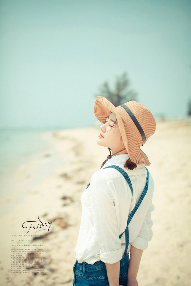 戴帽子清纯牛仔背带裤美女沙滩阳光气质写真