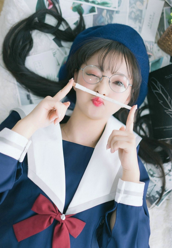 娇嫩萌态十足戴眼镜的小萝莉写真