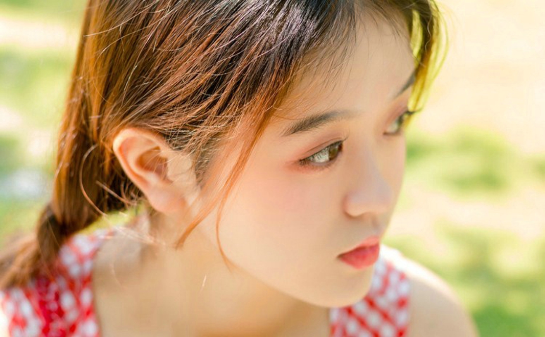 绿色草坪上大眼睛俏皮少女俏皮唯美写真