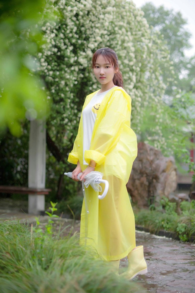 清纯白嫩妹子雨天清新娇巧甜美写真
