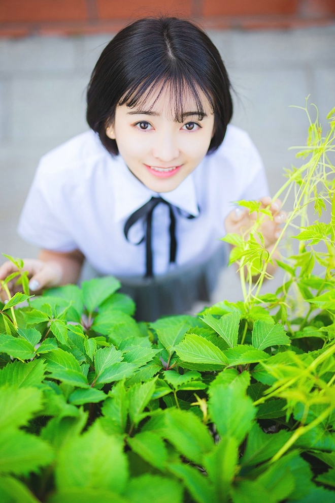 短发清纯学生妹衬衫短裙户外活力阳光俏皮唯美写真